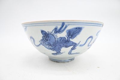 un bol bleu et blanc orné d'un dragon
