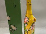 une bouteille de vin à côté d'une boîte