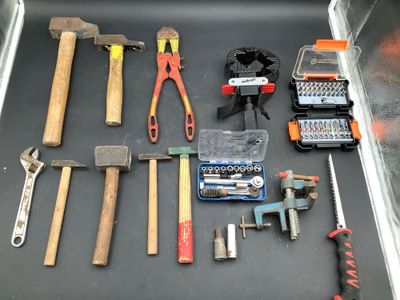 many tools that are sitting on a table