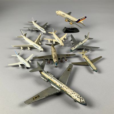 beaucoup de petits avions jouets posés sur une table