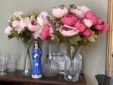 de nombreux vases remplis de fleurs posés sur une table
