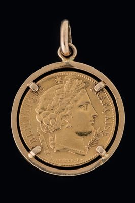 gros plan d'une pièce d'or portant un visage de femme