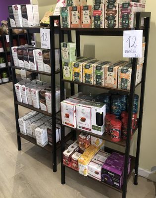de nombreuses boîtes de nourriture sur les étagères du magasin