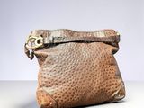 une photo d'un sac à main marron posé sur une table