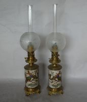 Paire de lampes à pétrole en faïence dans le gout de Nankin …