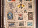 un classeur contenant beaucoup de timbres