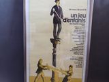 une photo d'une affiche de cinéma accrochée à un mur