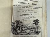 un livre ouvert sur lequel figure le dessin d'un paysage