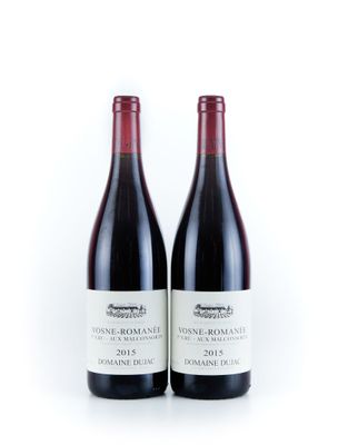 deux bouteilles de vin posées l'une à côté de l'autre sur une surface blanche