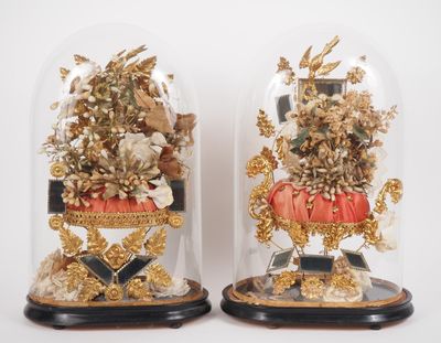 2 différents bouquets de la mariée Napoléon III sous globe. …