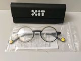 des lunettes dans un étui noir et une paire de lunettes posée sur une table