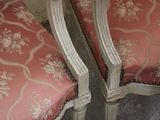 two chairs that are next to each other in a room