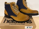 une paire de bottes marron et bleues posées sur une boîte en carton