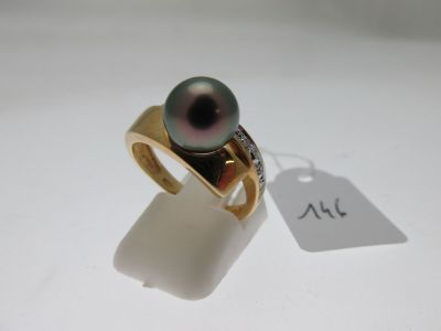 une image d'une bague ornée d'une perle noire
