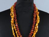 un collier composé de perles multicolores de la mer Baltique, de la mer Baltique, de la mer Baltique, de la mer Baltique, de la mer Baltique, de la mer Baltique, de la mer Baltique, de la mer Baltique, de la mer Baltique, de la mer Baltique, de la mer Baltique, de la mer Baltique