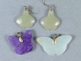 trois breloques en forme de papillon de couleurs différentes sur un fond gris