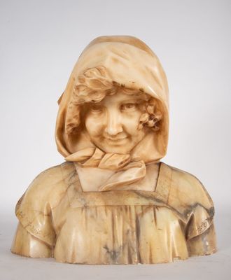 un buste ancien sculpté représentant une femme coiffée d'une capuche