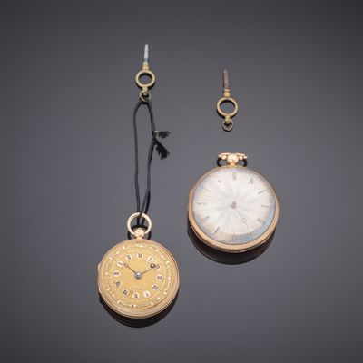 une photo montrant deux montres suspendues à une ficelle