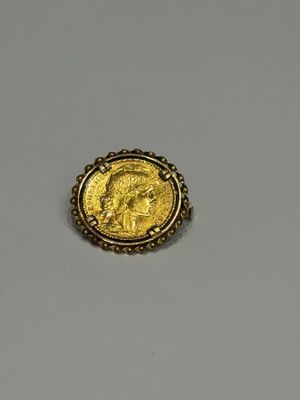 une pièce d'or à l'effigie d'une femme