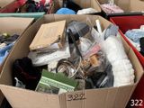 une boîte en carton remplie de vêtements et d'autres objets