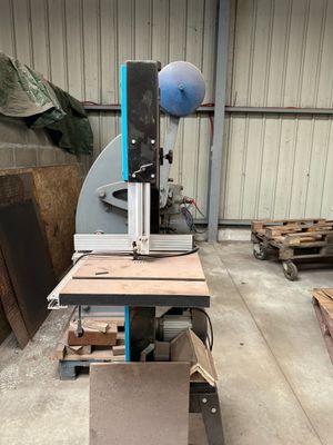 une machine posée sur une table dans une pièce