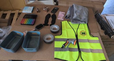 matériel disposé sur une table pour un chantier de construction
