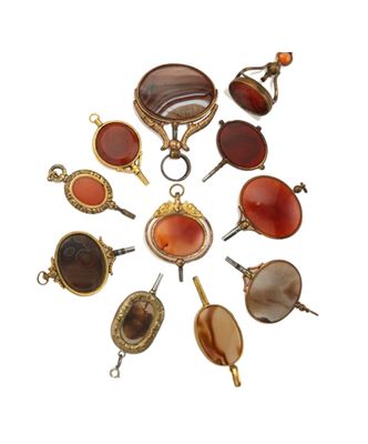 une image représentant un tas de pierres de différentes couleurs disposées en cercle