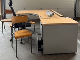 une photo représentant un bureau et une chaise dans un garage