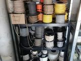 de nombreuses bobines de différentes couleurs et tailles sur les étagères