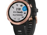 La Garmin est une montre connectée dotée d'un capteur de fréquence cardiaque intégré à l'écran.