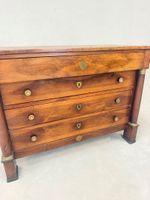 Commode en noyer ouvrant à quatre tiroirs. (photo 6)
