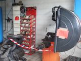 une photo d'un garage rempli d'outils