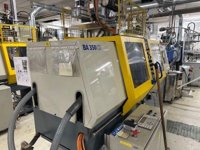 une machine qui se trouve à l'intérieur d'un bâtiment