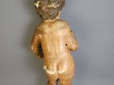 statue représentant un petit enfant debout, les mains sur les hanches