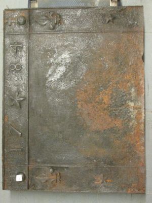 une porte métallique rouillée fixée au mur d'un immeuble