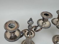 Paire de flambeaux à deux bras de lumière en métal argenté, … (photo 4)