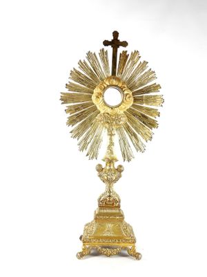 une image représentant une statue dorée en forme de croix, surmontée d'une autre croix