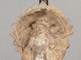 une statue d'un homme avec un chapeau sur la tête