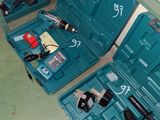 deux outils bleus dans la mallette posée par terre