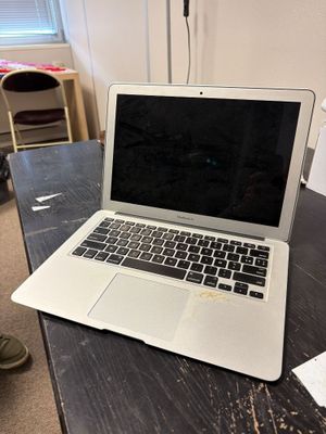 un ordinateur portable posé sur une table dans une pièce