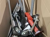 une boîte en carton remplie d'outils divers et variés