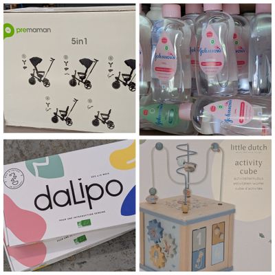 plusieurs photos de produits pour bébés exposés sur une table dans un magasin
