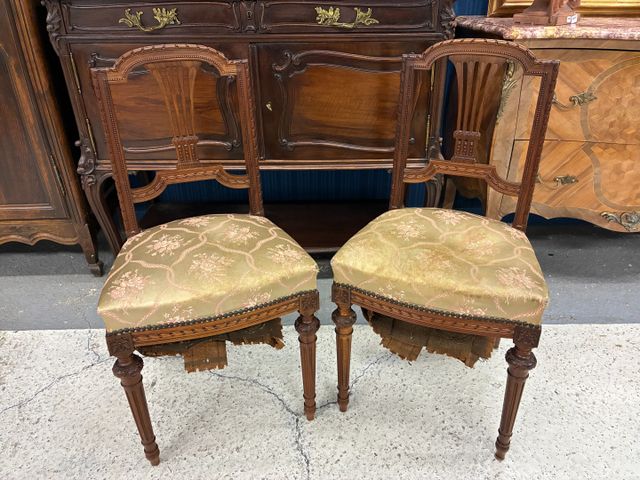 Paire de chaises de chambre garnie de tissu satiné ocre, en l’éta
