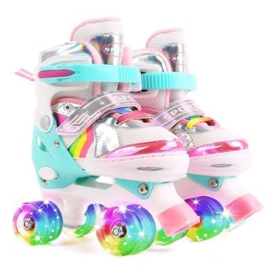 une paire de patins à roulettes sur fond blanc