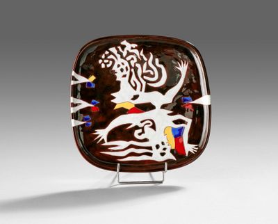 une image représentant une assiette marron et blanche ornée d'un motif
