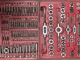 une caisse à outils rouge avec des outils sur une table