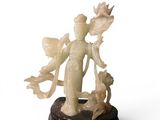 statue représentant une femme tenant un oiseau et un chat, posée sur un socle noir