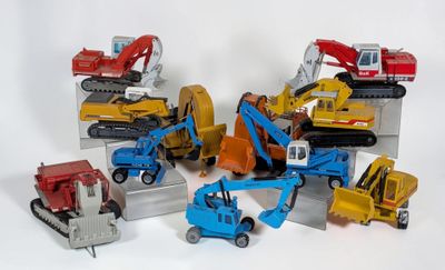 de nombreux véhicules miniatures posés sur une surface blanche