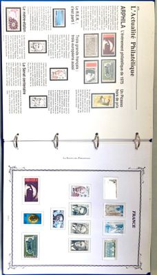 une photo d'un réfrigérateur recouvert de nombreux timbres