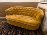 un canapé qui se trouve dans une pièce où il y a un tapis